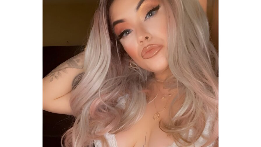 Free Live Sex Chat With NellieRoxx